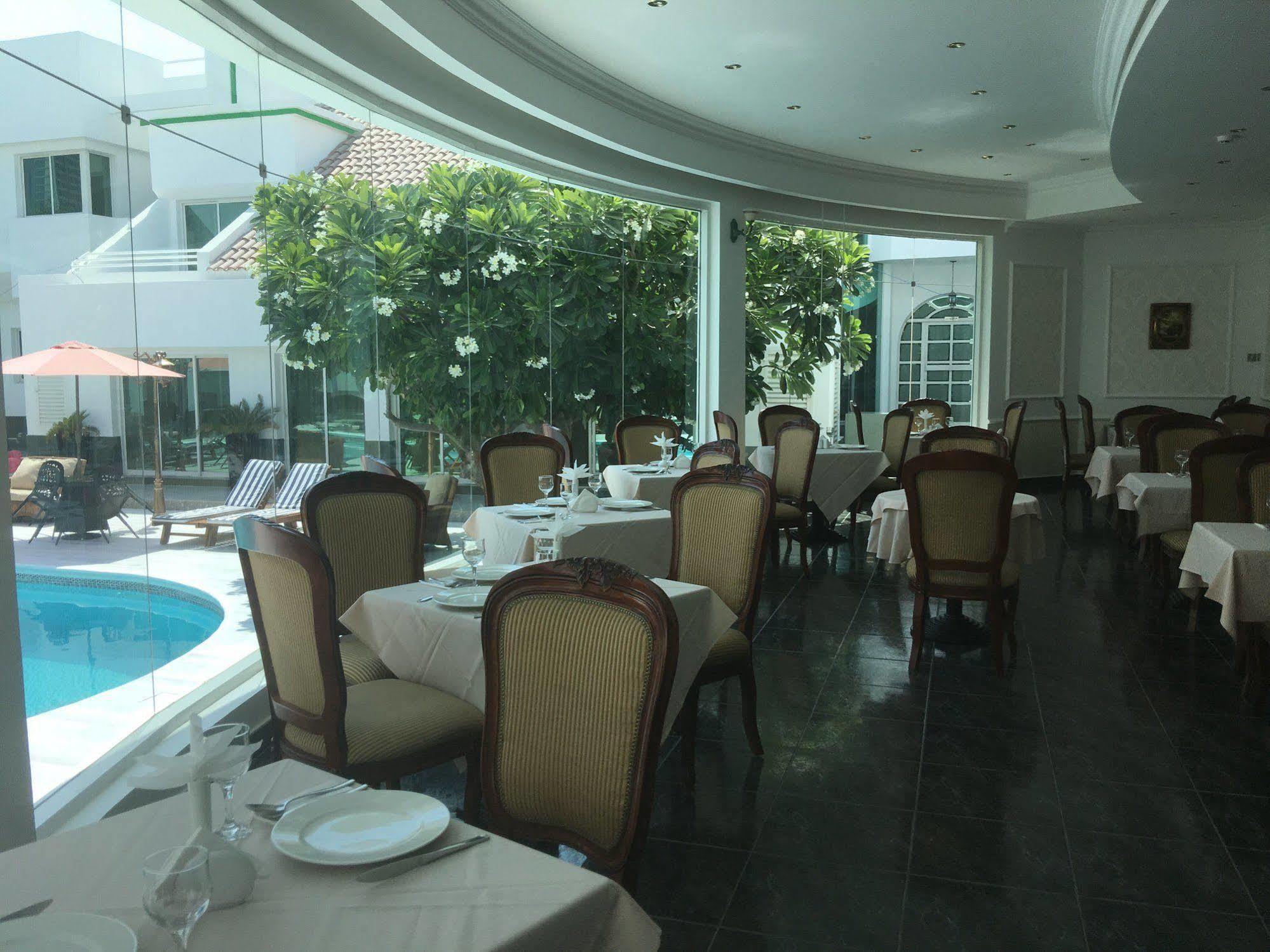 Al Khalidiah Resort Sharjah Bagian luar foto