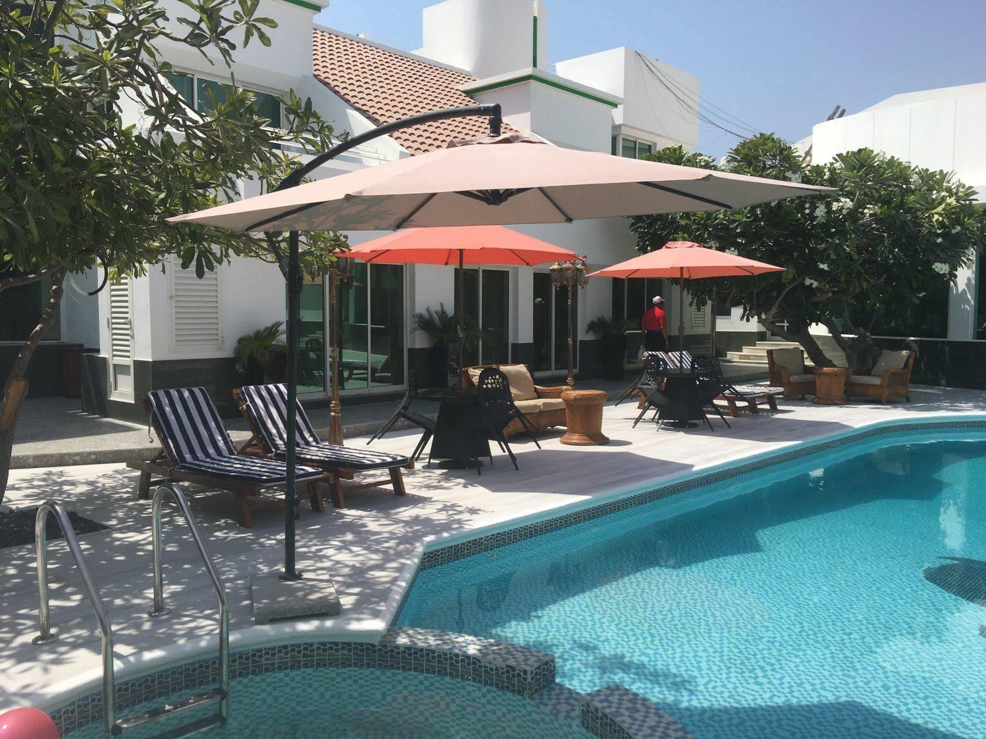 Al Khalidiah Resort Sharjah Bagian luar foto